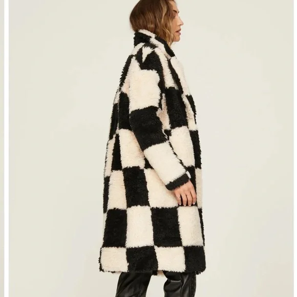 Colorblock faux fur jacket 🖤🐼 - Picture 3 of 8